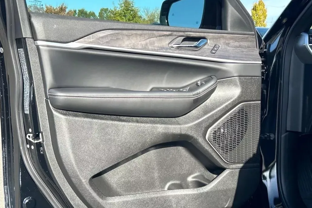 2025 Jeep Grand Cherokee Limited photo 1