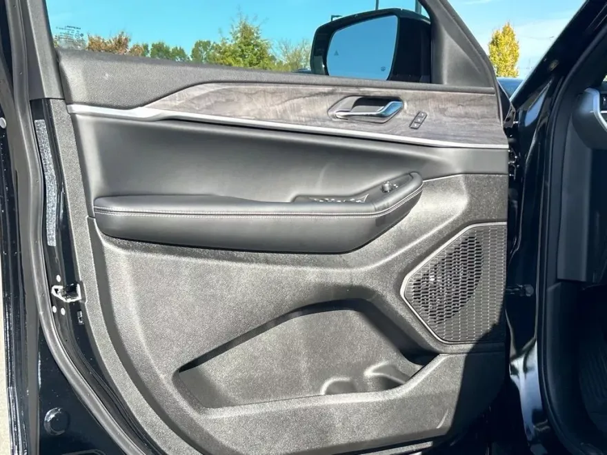 2025 Jeep Grand Cherokee Limited photo 1
