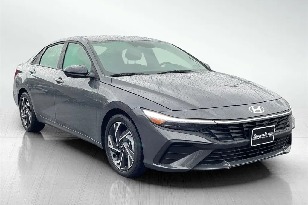 2025 Hyundai Elantra SEL Sport photo 1