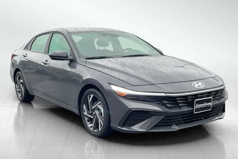 2025 Hyundai Elantra SEL Sport photo 1