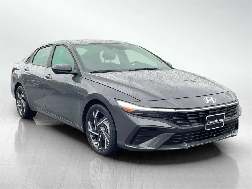 2025 Hyundai Elantra SEL Sport photo 1