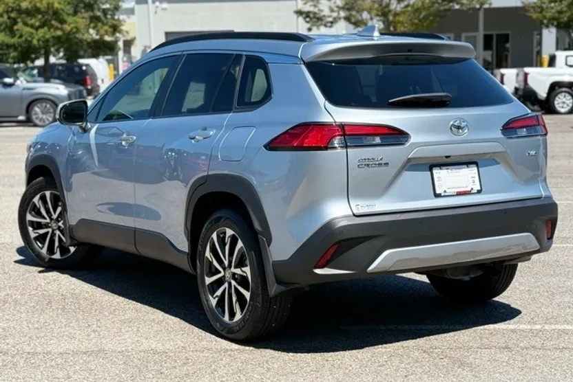 2024 Toyota Corolla Cross XLE photo 1