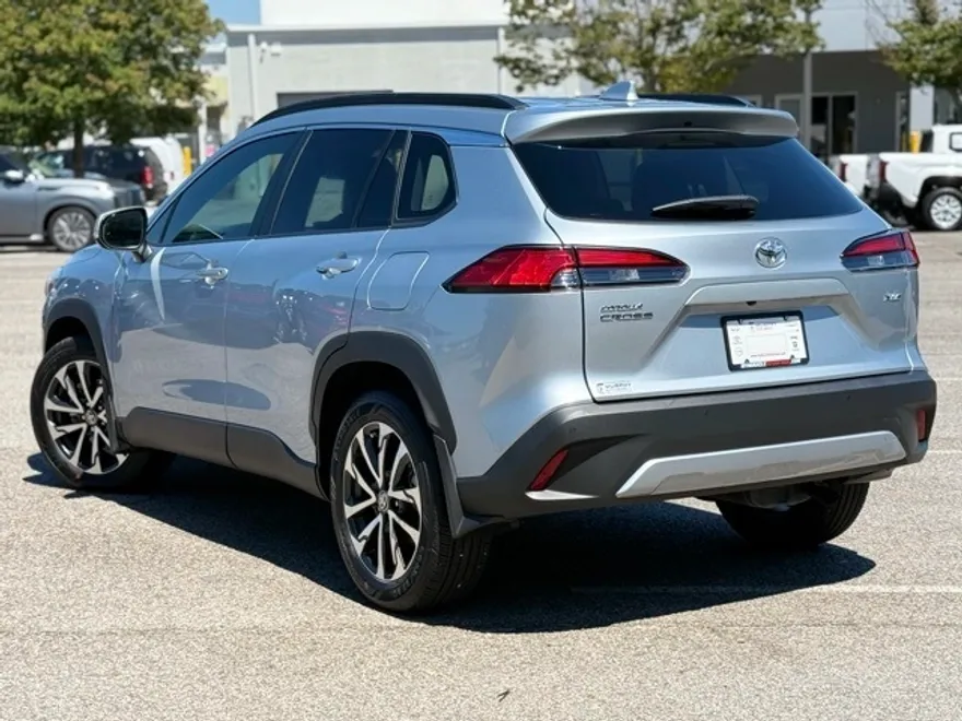 2024 Toyota Corolla Cross XLE photo 1