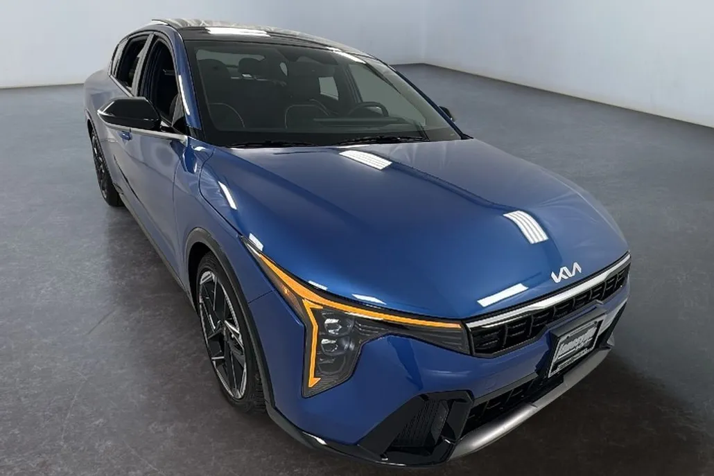 2025 Kia K4 GT-Line photo 1