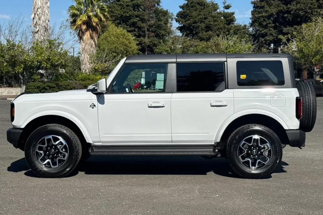 2025 Ford Bronco Outer Banks photo 1
