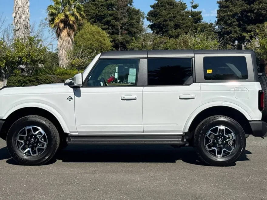 2025 Ford Bronco Outer Banks photo 1