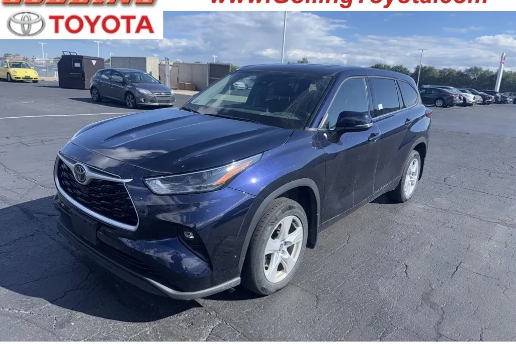 2022 Toyota Highlander LE photo 1