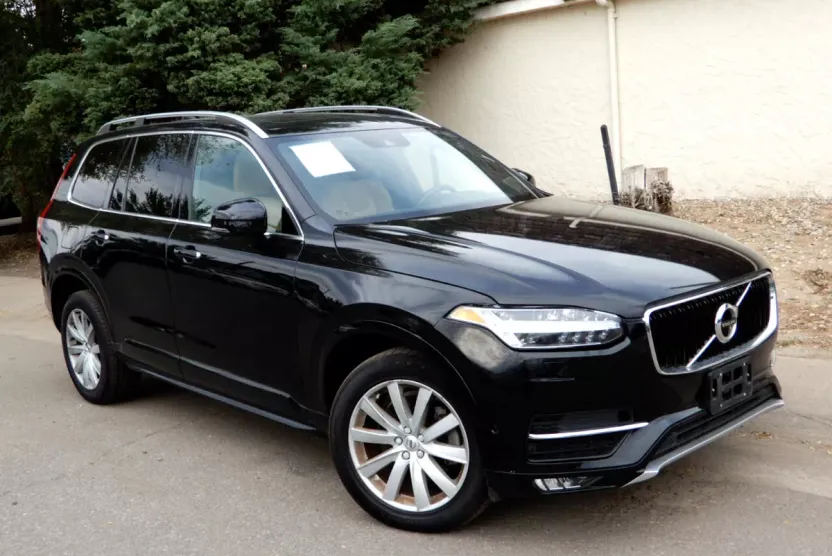 2019 Volvo XC90 T6 AWD Momentum photo 1