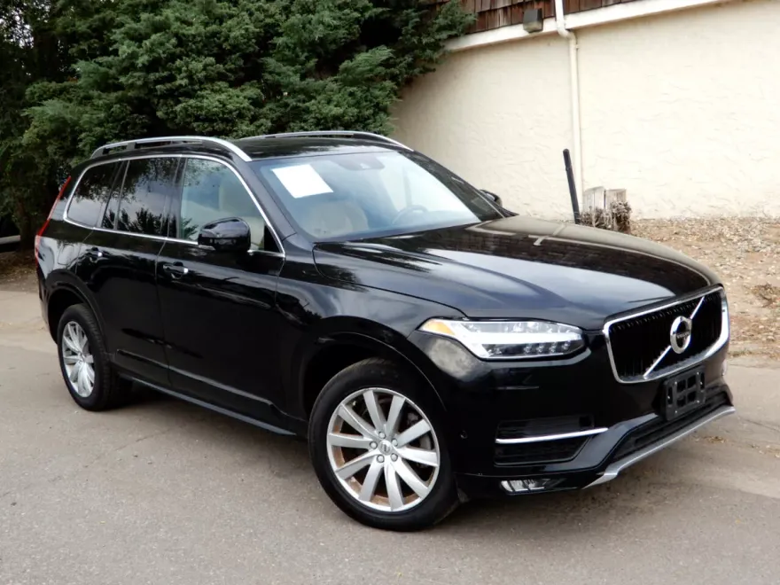 2019 Volvo XC90 T6 AWD Momentum photo 1