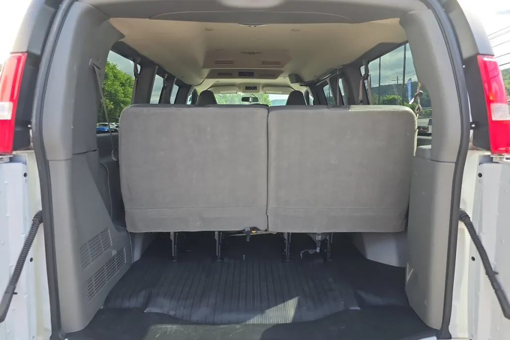 2023 Chevrolet Express Passenger 3500 photo 1