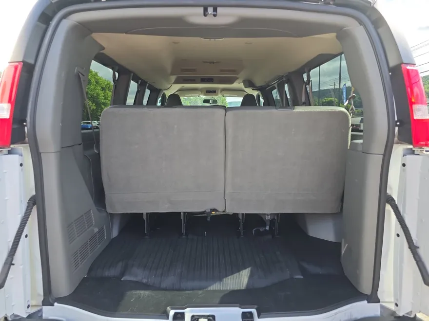 2023 Chevrolet Express Passenger 3500 photo 1