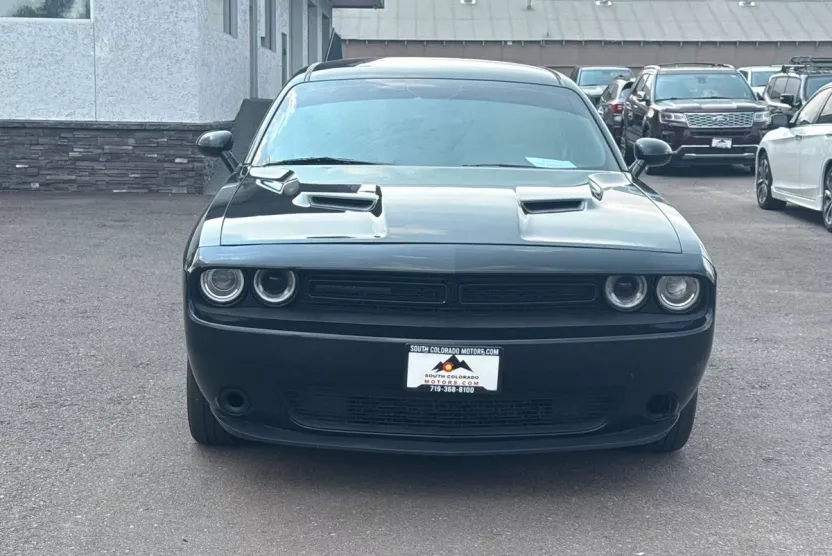 2017 Dodge Challenger SXT photo 1