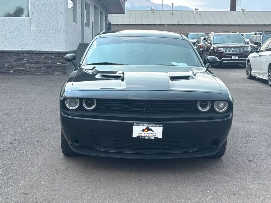 2017 Dodge Challenger SXT photo 1