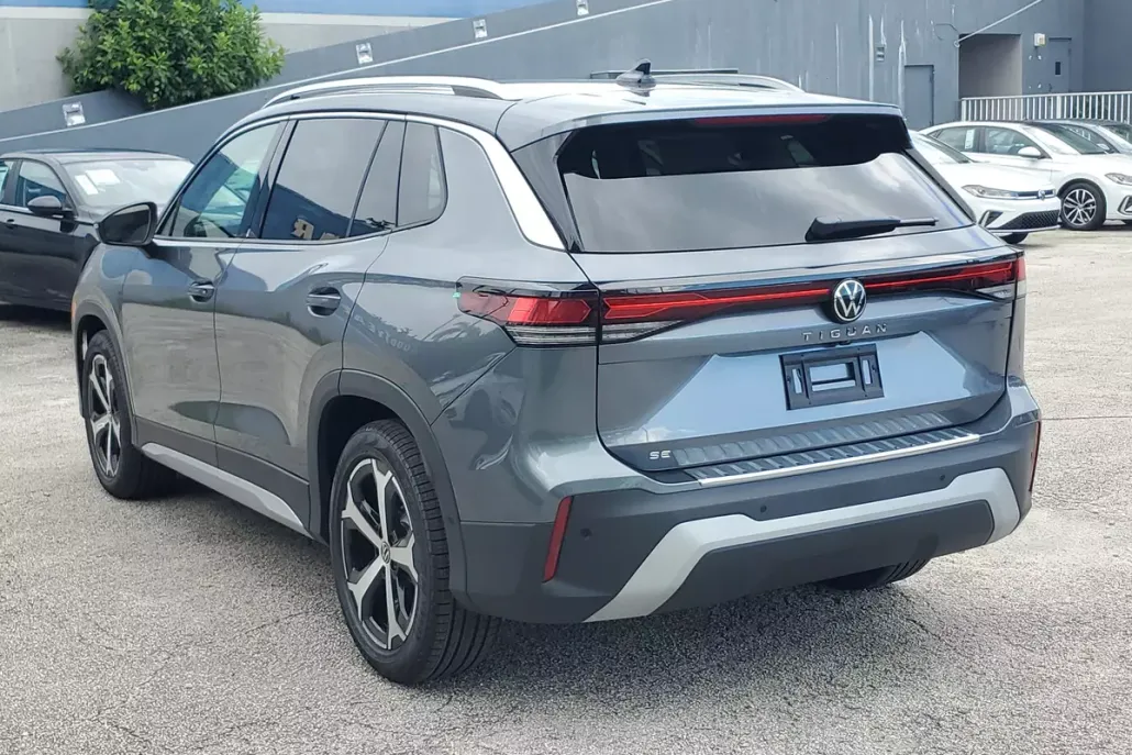 2025 Volkswagen Tiguan SE photo 1