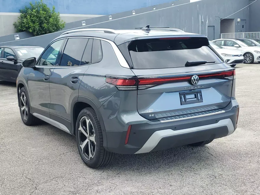 2025 Volkswagen Tiguan SE photo 1
