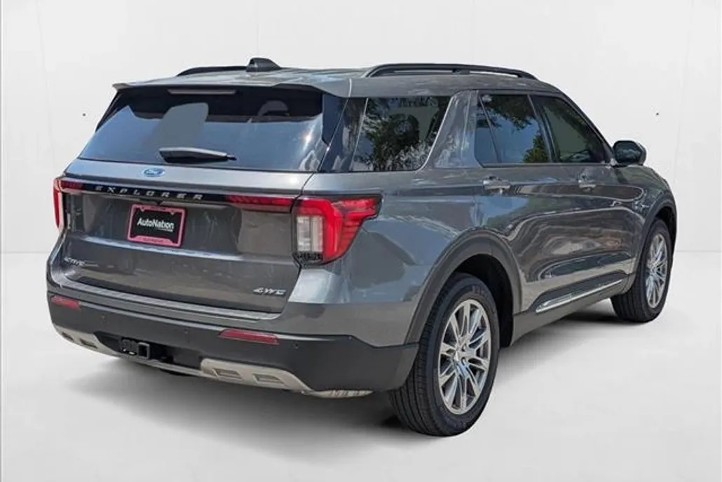 2025 Ford Explorer photo 1