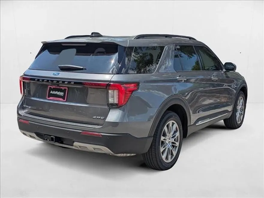 2025 Ford Explorer photo 1