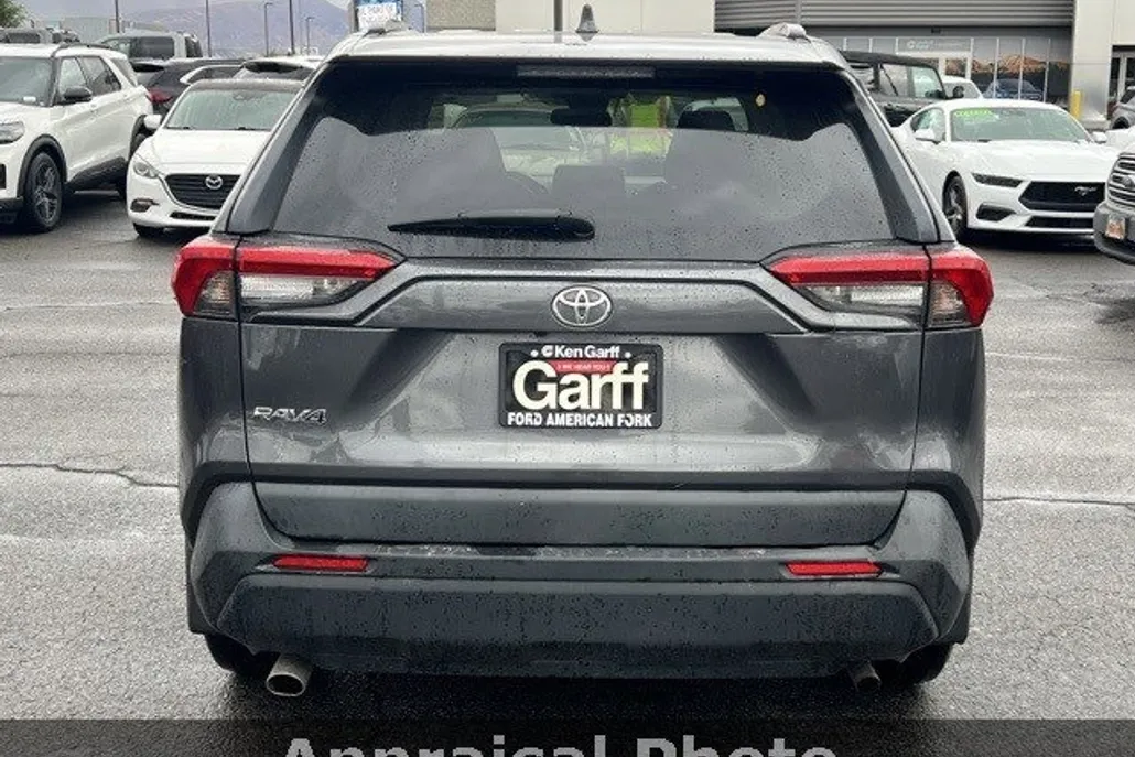 2020 Toyota RAV4 LE photo 1