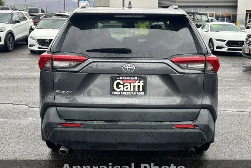 2020 Toyota RAV4 LE photo 1