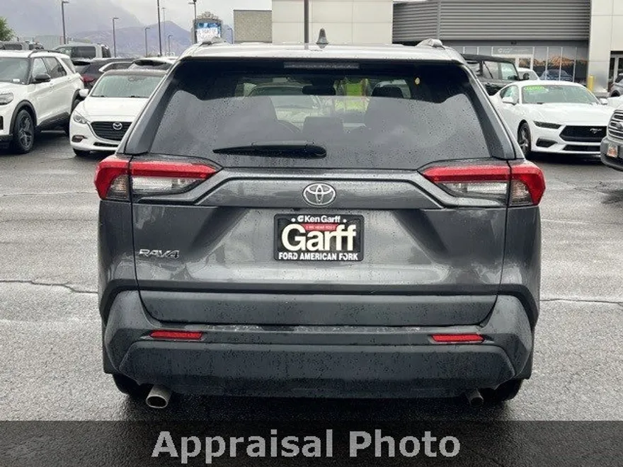 2020 Toyota RAV4 LE photo 1