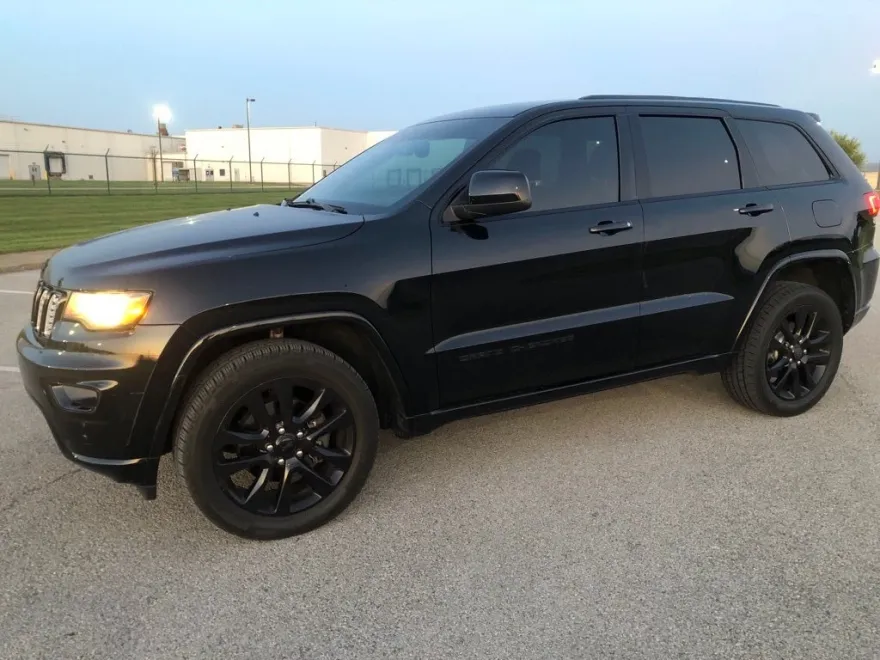 2017 Jeep Grand Cherokee Altitude photo 1