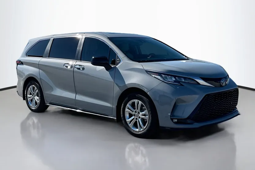 2023 Toyota Sienna XSE photo 1
