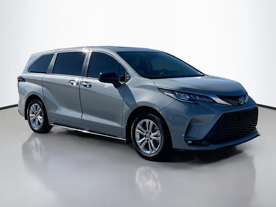2023 Toyota Sienna XSE photo 1