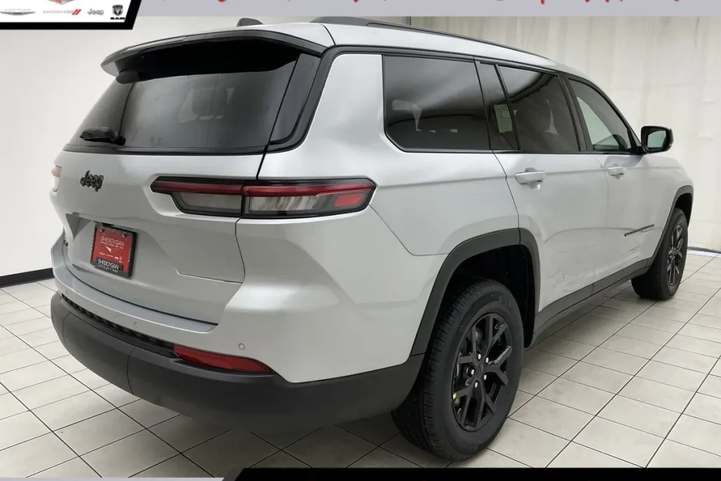 2025 Jeep Grand Cherokee Altitude photo 1