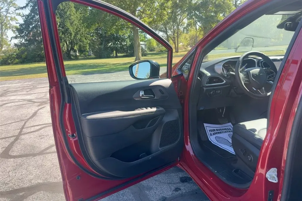 2026 Chrysler Pacifica photo 1