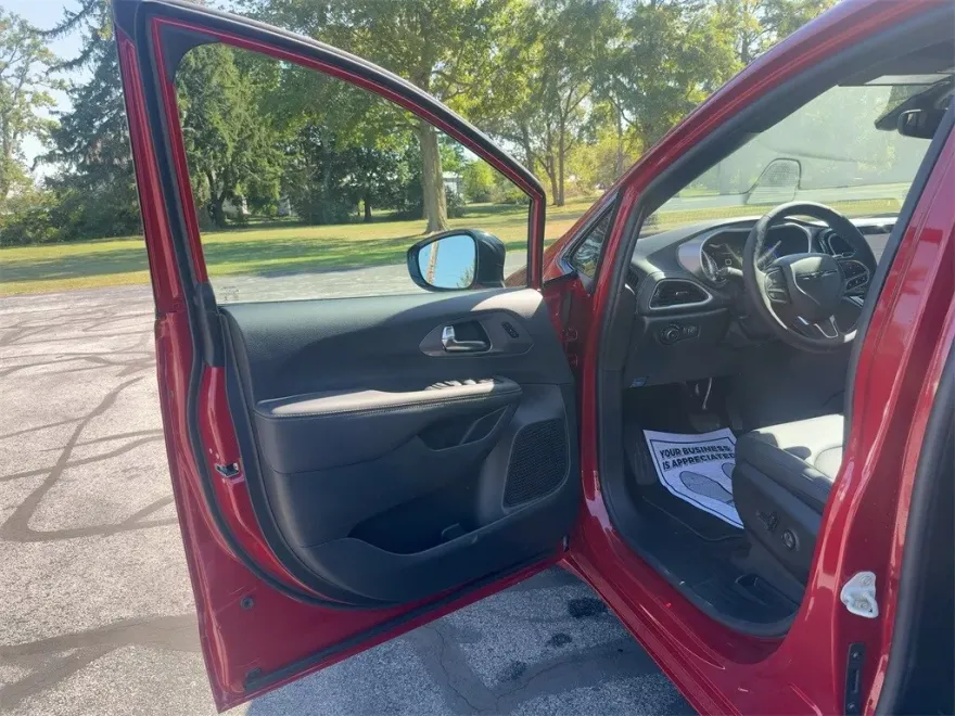 2026 Chrysler Pacifica photo 1