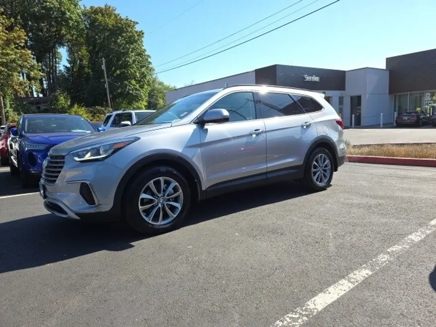 2017 Hyundai Santa Fe SE photo 1