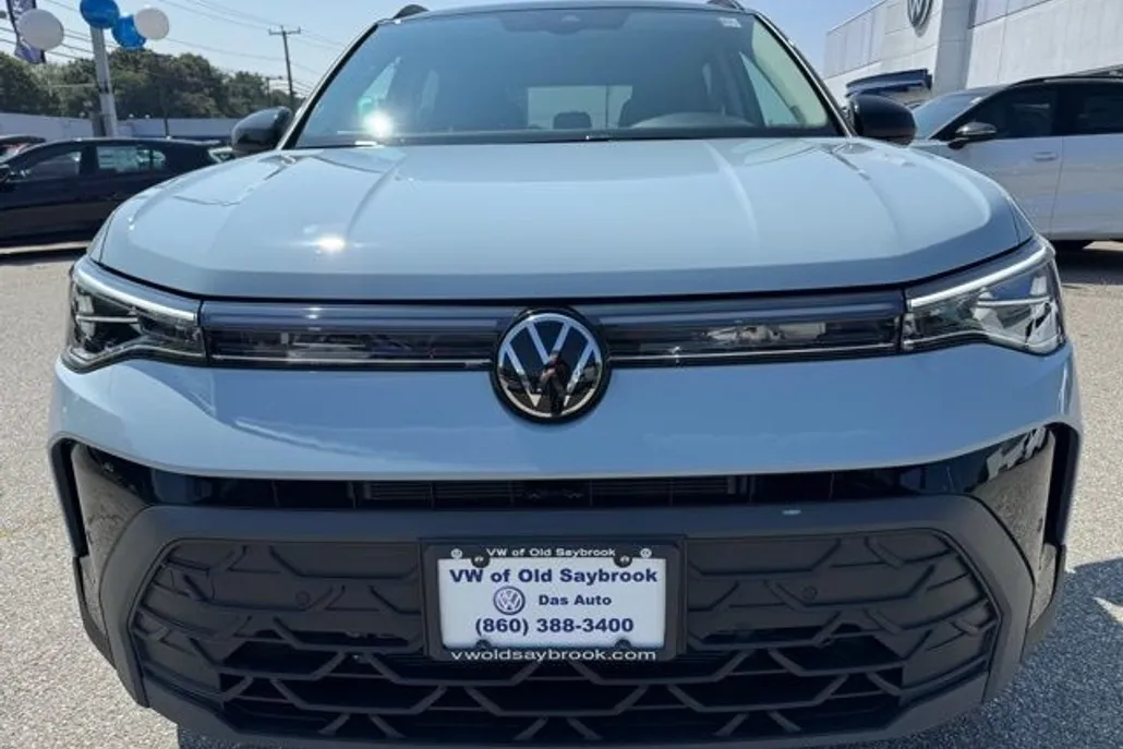 2025 Volkswagen Taos SE photo 1