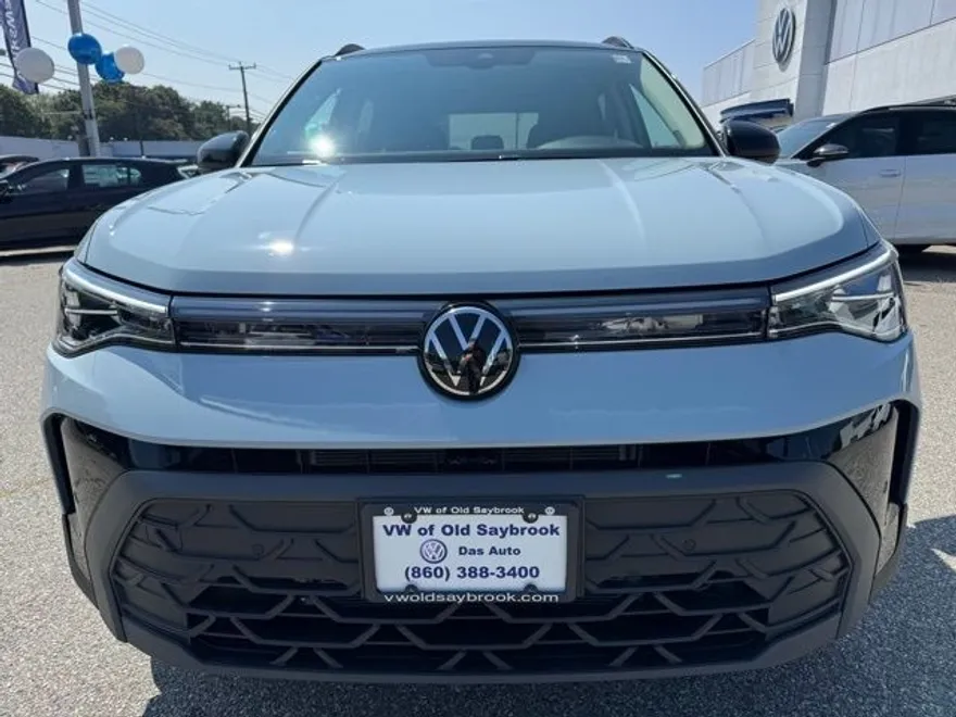 2025 Volkswagen Taos SE photo 1