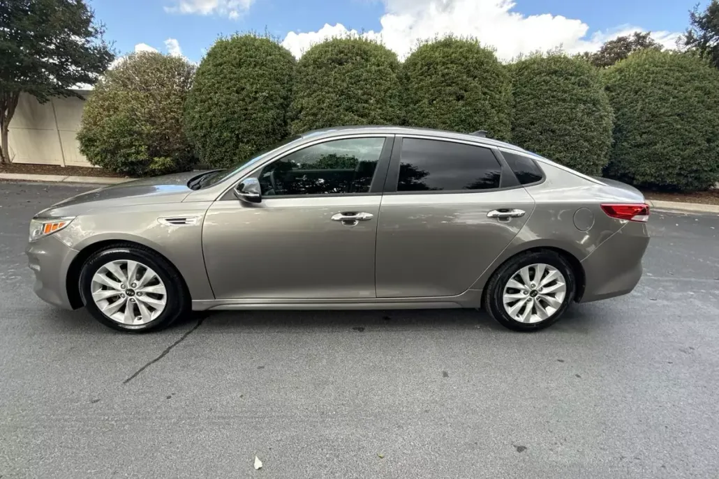 2017 Kia Optima LX photo 1
