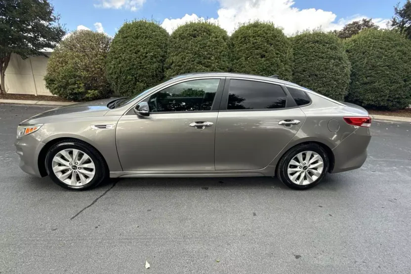 2017 Kia Optima LX photo 1