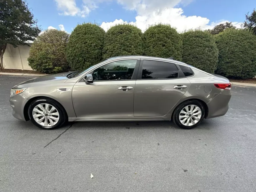 2017 Kia Optima LX photo 1
