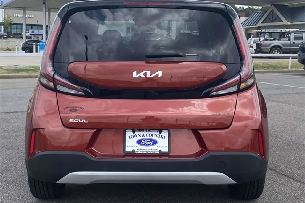 2023 Kia Soul S photo 1