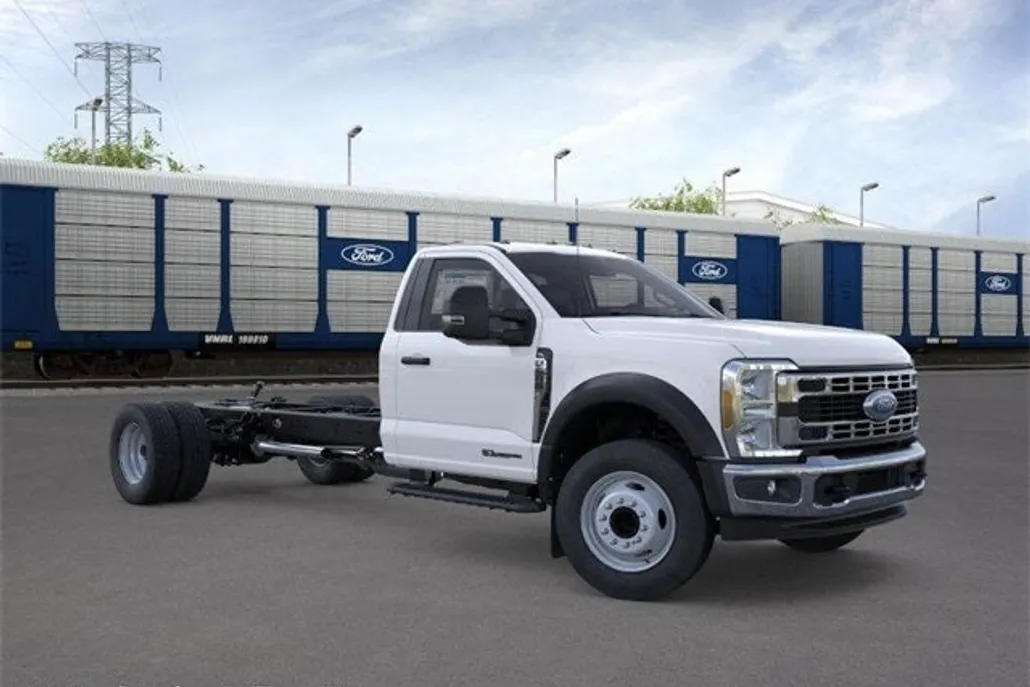 2025 Ford F-600 photo 1