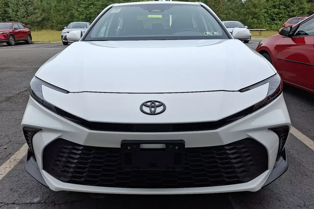 2025 Toyota Camry SE photo 1