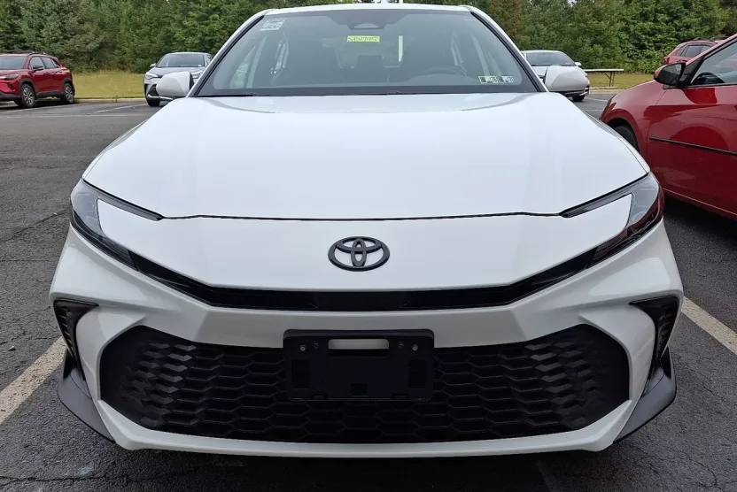 2025 Toyota Camry SE photo 1
