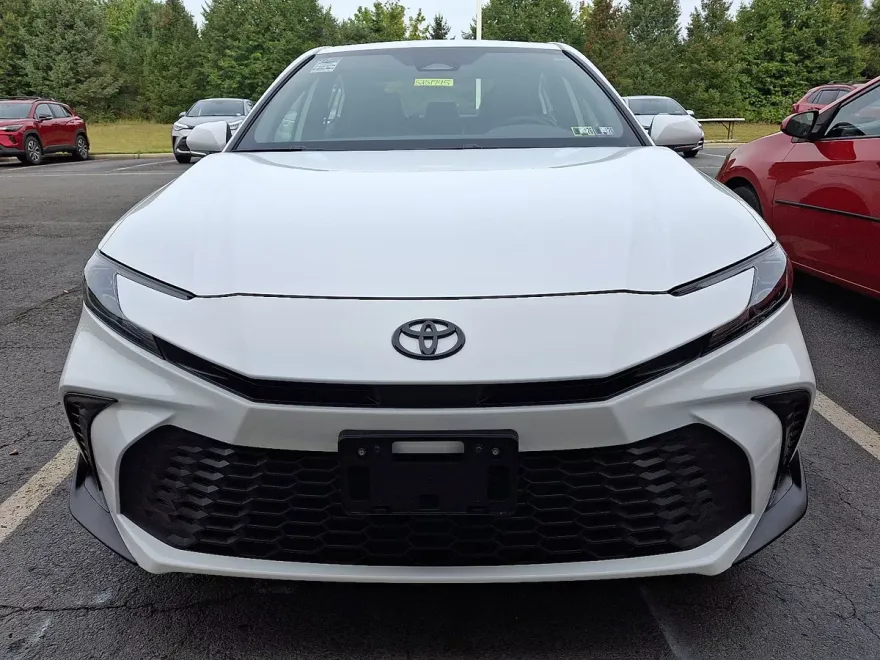 2025 Toyota Camry SE photo 1