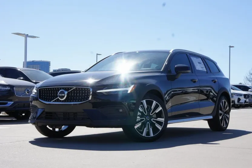 2025 Volvo V60 Cross Country B5 photo 1