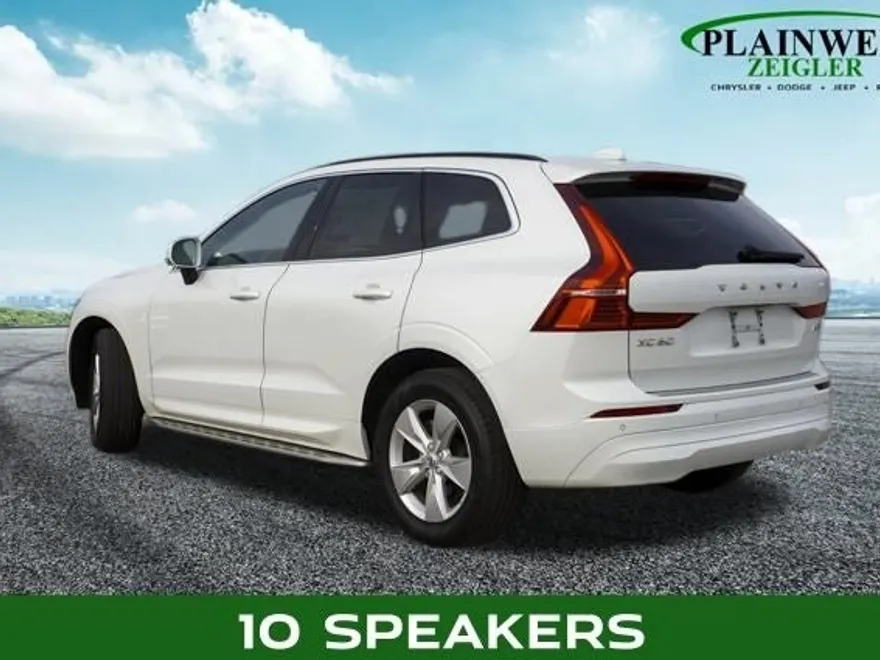 2022 Volvo XC60 B5 Momentum photo 1