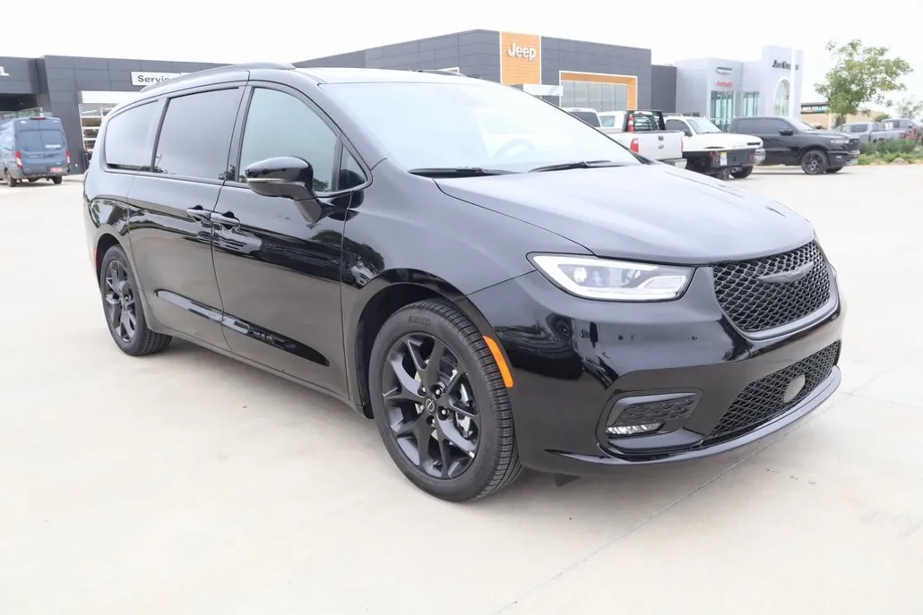 2026 Chrysler Pacifica Limited photo 1