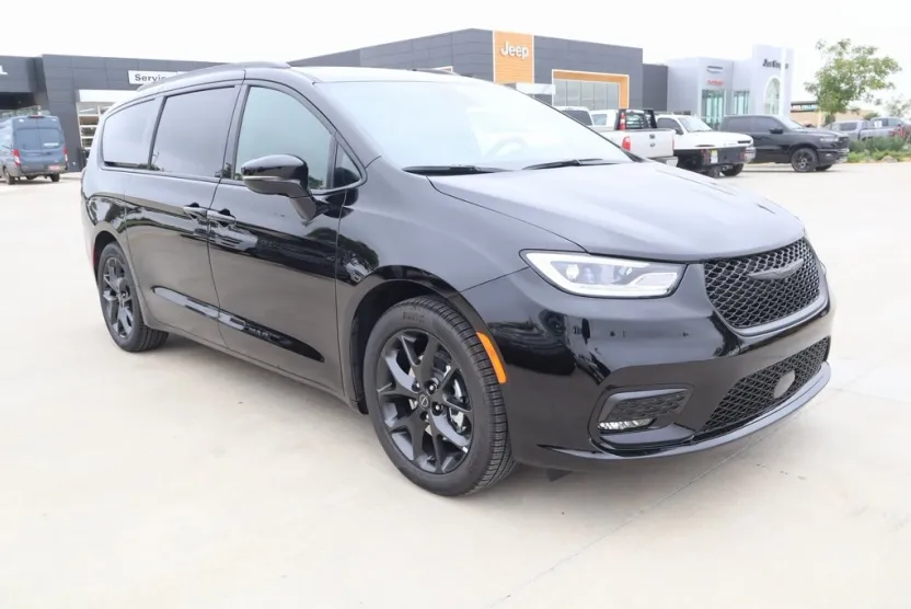 2026 Chrysler Pacifica Limited photo 1
