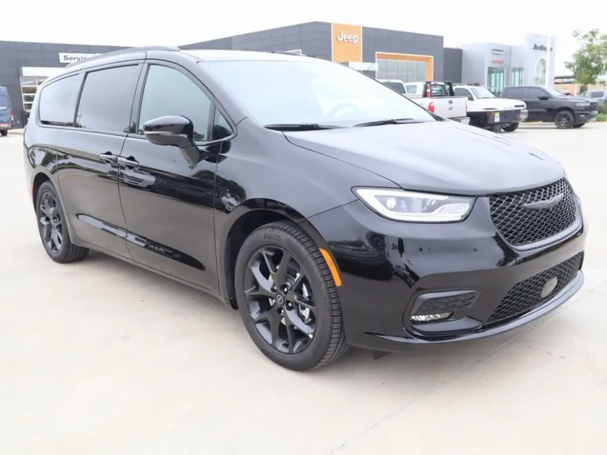 2026 Chrysler Pacifica Limited photo 1