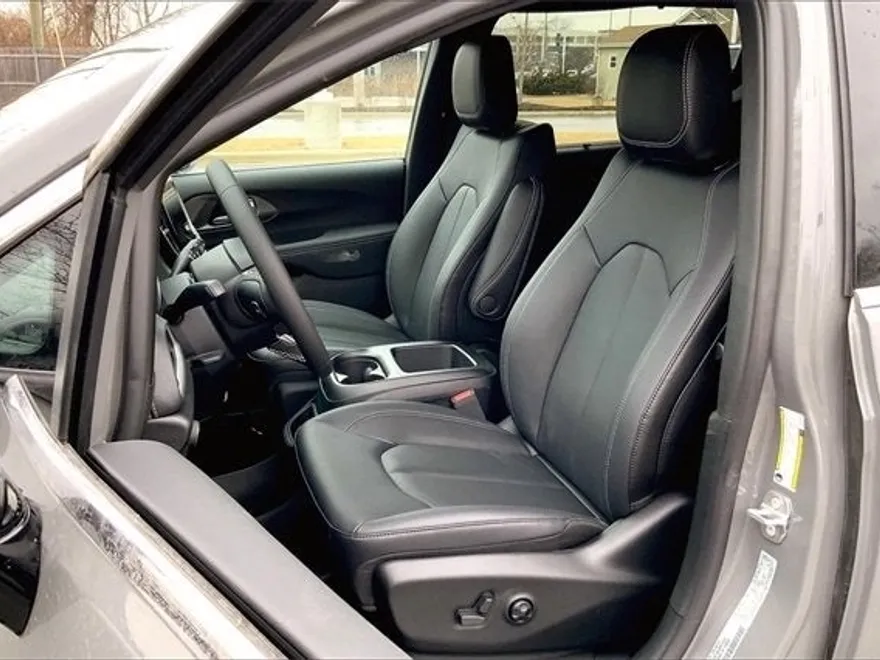 2025 Chrysler Pacifica photo 9