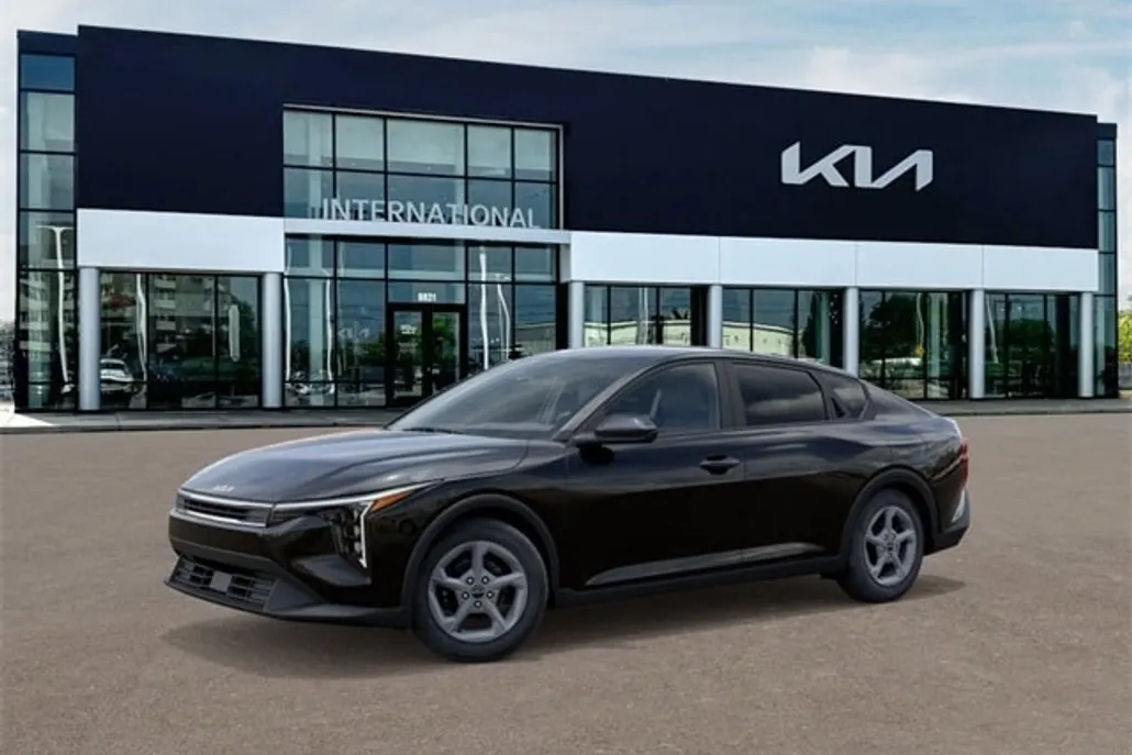 2025 Kia K4 LXS photo 1