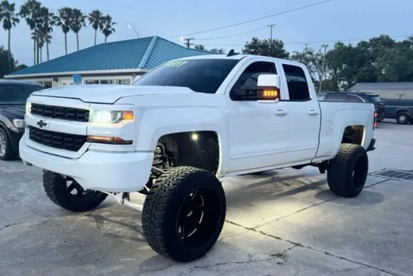 2019 Chevrolet Silverado 1500 LT photo 1