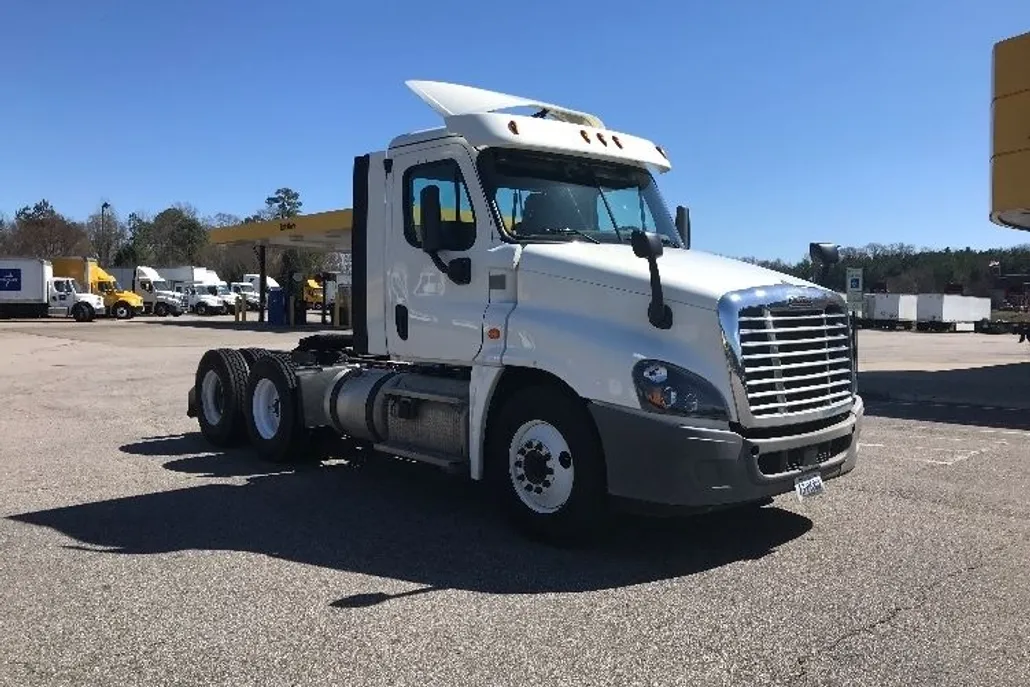 2018 Freightliner Cascadia 125" Sleeper Cab photo 1